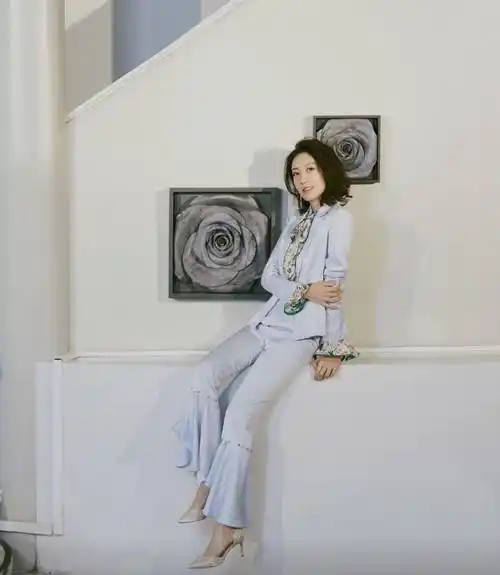 原创高露终于换风格穿淡蓝色西装配印花衬衫普通人没有这高级气场