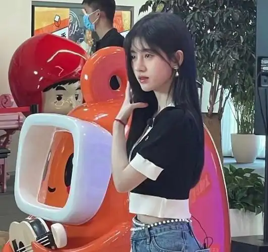 鞠婧祎扫楼生图太绝了,腰围只有一个巴掌大,精致得像人偶娃娃