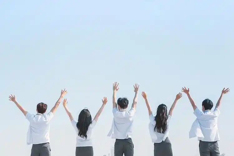 少年,校服,微笑,灿烂的表情,高中生,学校生活,楼梯,挥手图片下载