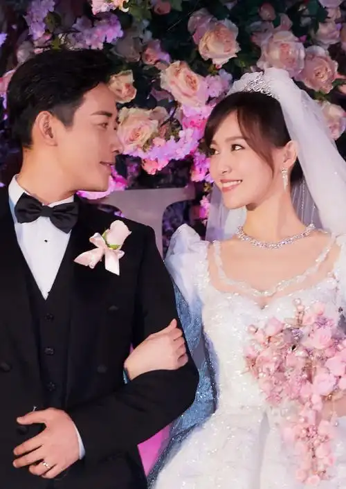 唐嫣罗晋发博官宣怀孕,两人公开恋情的 3 年感情生活中都有过哪些「甜