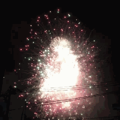 不过大家还是撑着伞坚持看完,就是结束后特别像放完鞭炮的春