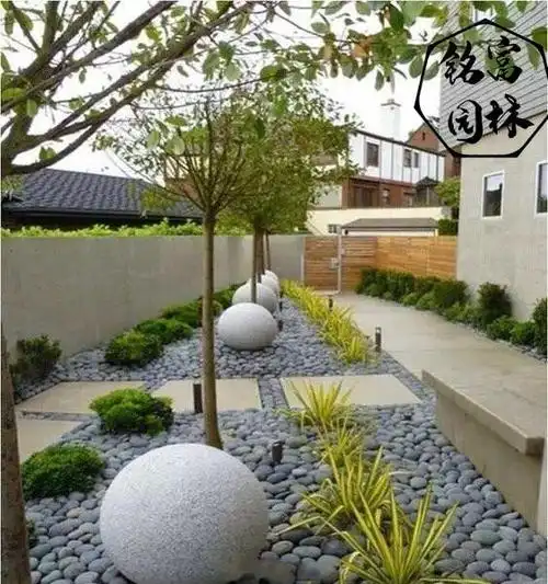 鹅卵石还分颜色出售,杂色鹅卵石较为普通,鹅卵石与庭院园林景观与绿植