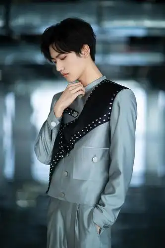 周柯宇新单曲来啦进来看看戴钻石口罩的帅哥吧