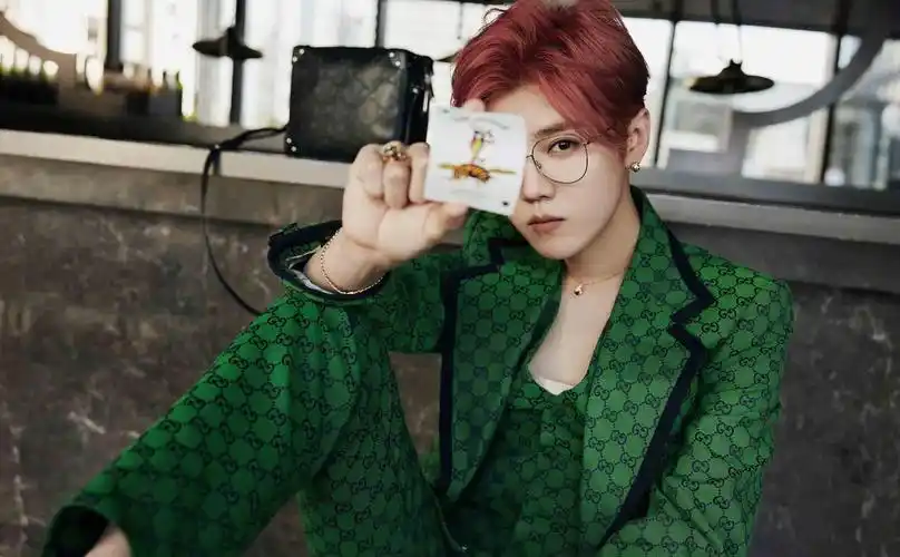 鹿晗绿色西装复古帅气写真,高清图片-壁纸族