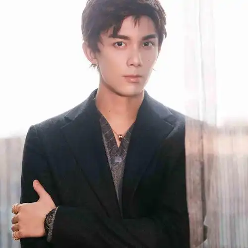 俊朗少年吴磊帅气头像