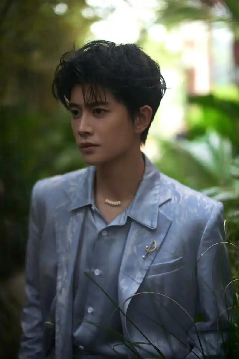 任嘉伦#任嘉伦# 立夏新写真,森林小清新风,犹如森林里的贵公子,粉丝:"