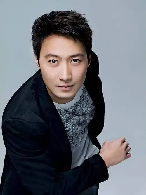 单眼皮俏皮可爱像爸爸,阿wing左手钻戒成亮点_公主_带着_天王