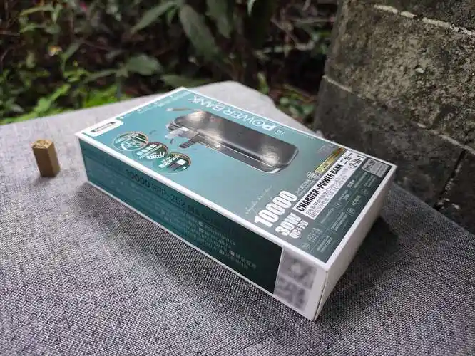 remax睿量移动电源包装给人的第一感觉是高端,并且兼具品质,科技,国际