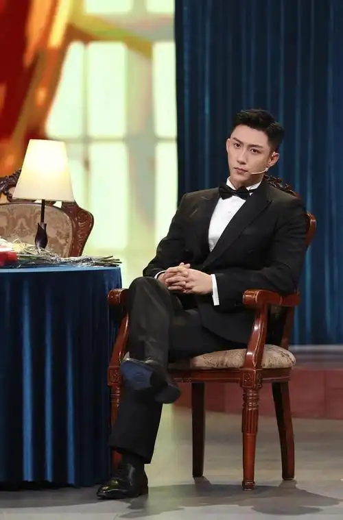 黄景瑜西装皮鞋黑袜