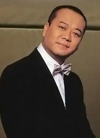 香港无线艺员训练班第11期的学员之一,毕业之后便成为了tvb的艺人之一