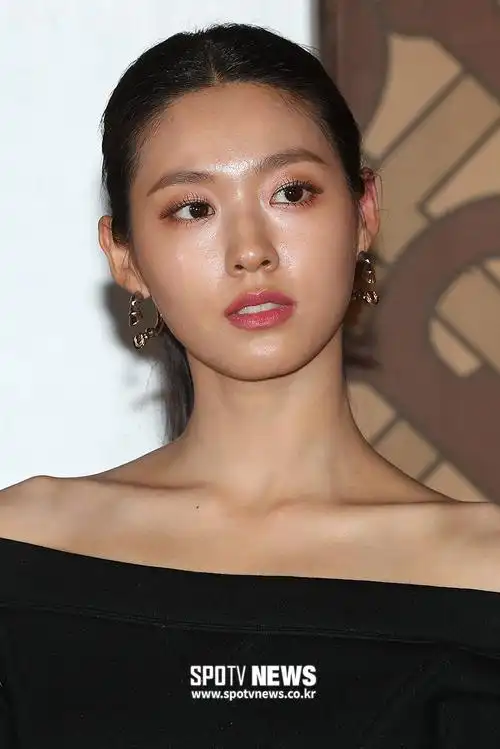 皮肤黑却漂亮的女生 mamamoo华莎aoa雪炫金世正权侑莉等"南韩黑珍珠"