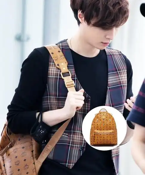 韩国偶像张艺兴 mcm棕色单肩包 shop now