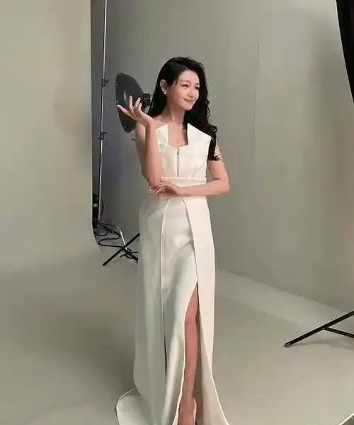 而且,这条裙子的开衩设计,也更方便大s秀出自己的大长腿,虽然身高只有