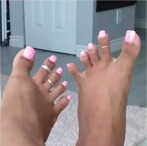 2020最新时尚:超长脚趾甲