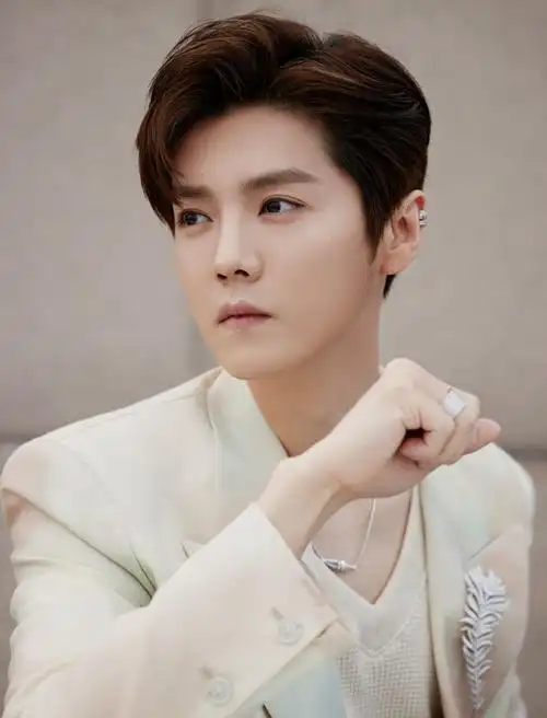 鹿晗化身翩翩贵公子庆怜眼神深邃周冬雨露香肩气质高冷