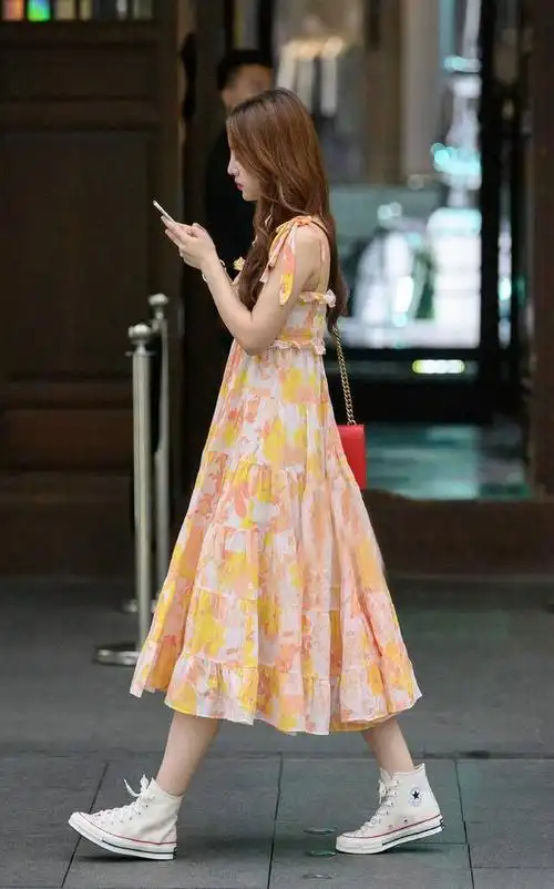 黄色印花连衣裙搭帆布运动鞋,凸显了小女生青春靓丽的气息
