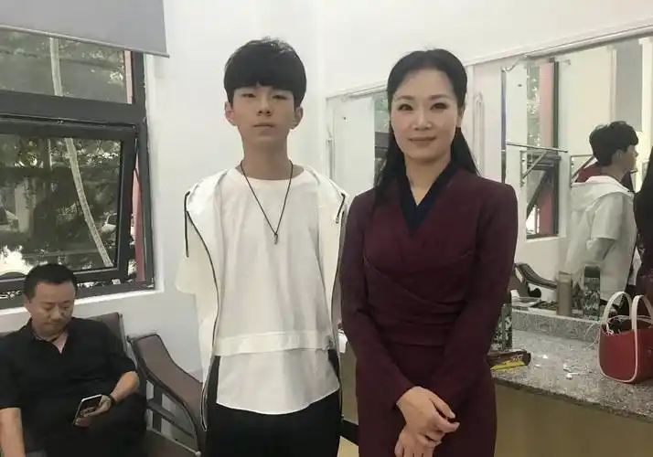 原创著名歌唱家吕薇近照好嫩49岁至今单身状态嫩到像一个18岁少女