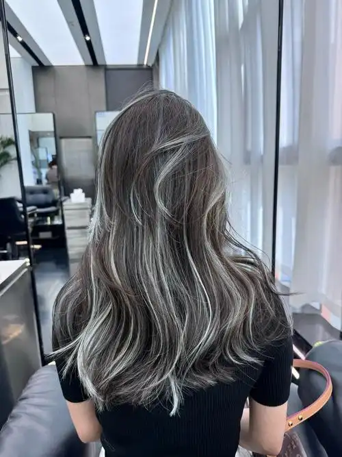 挑染真的太酷啦～
#女发型师张娜敏 #西安发型设计 #西安女发型师