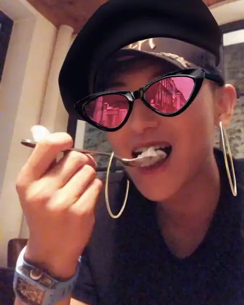 大墨镜大金耳环安排上了 黄子韬ins的自拍韬style满分