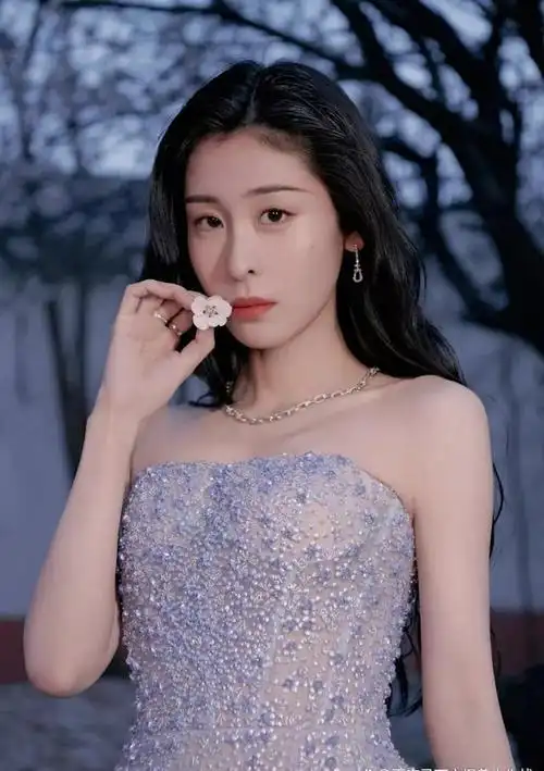 一线歌手华晨宇的感情生活,一直让人摸不着头脑,绯闻总是不断.