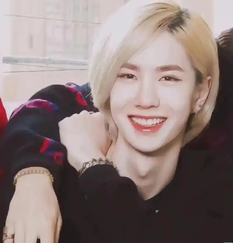 "我会一直陪着你"@uniq-王一博 #王一博 #少年总是发 - 抖音