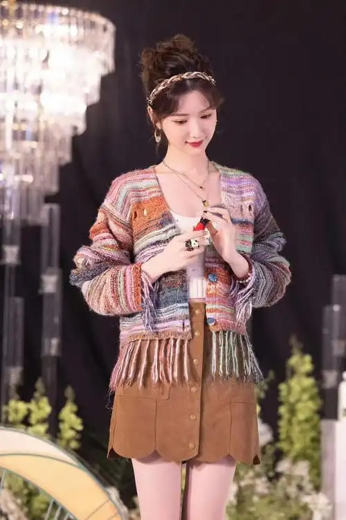 毛晓彤化身真人芭比,甜飒穿搭来袭,小个子也能穿出大气场