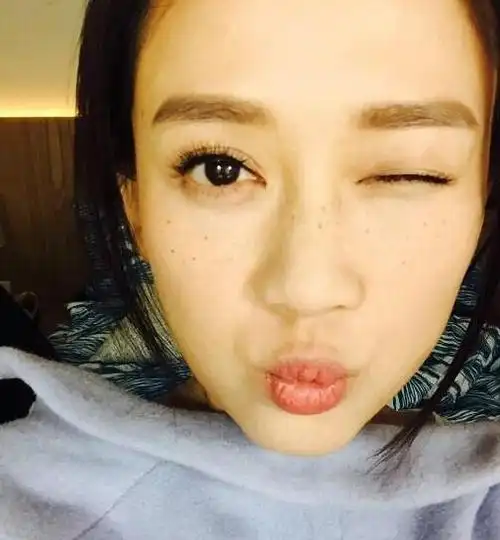 女星嘟嘴卖萌 赵丽颖最可爱 沈梦辰却尴尬了