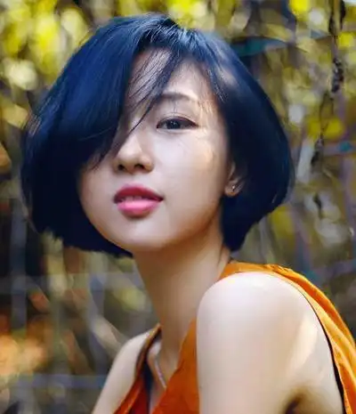 精致小脸的女孩想要酷酷的帅气感发型也是很重要的,这款中分造型的