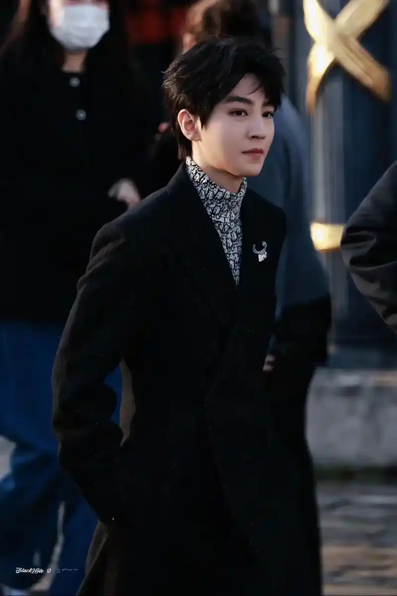 王俊凯 #王俊凯巴黎时装周 太帅了 好伟大的一张脸 大衣的 - 抖音