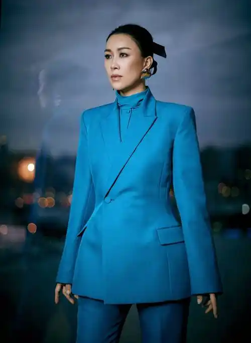 52岁那英穿西装真美,孔雀蓝西装配丸子头时髦减龄,哪像年过半百_新