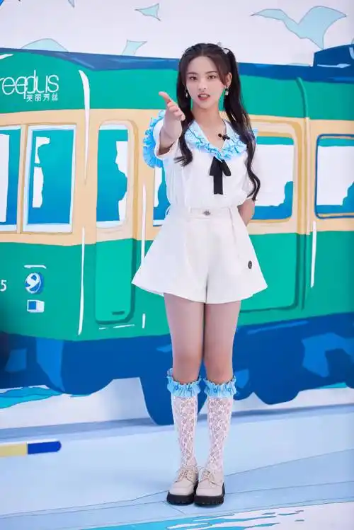 杨超越夏日沙滩写真