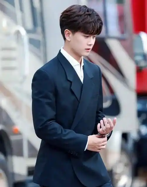 任嘉伦周任嘉伦生日的时候留了短短的鬓角,发型也太可爱了,这可能是