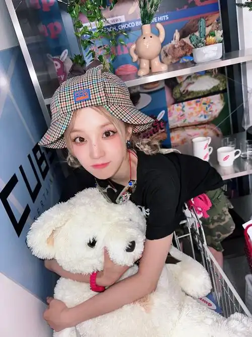 宋雨琦晒萌照 穿迷彩裙抱玩偶可爱满分