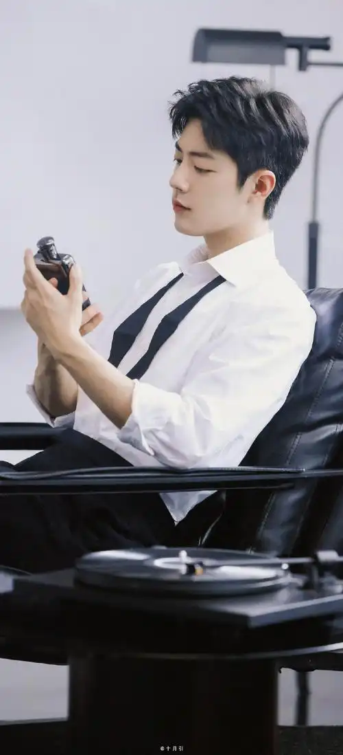 肖战白衬衫花絮照九宫格