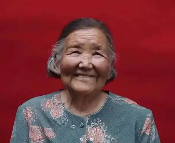 那个怕死的年轻人,拍了2000多张遗照_老人_杨鑫_照片