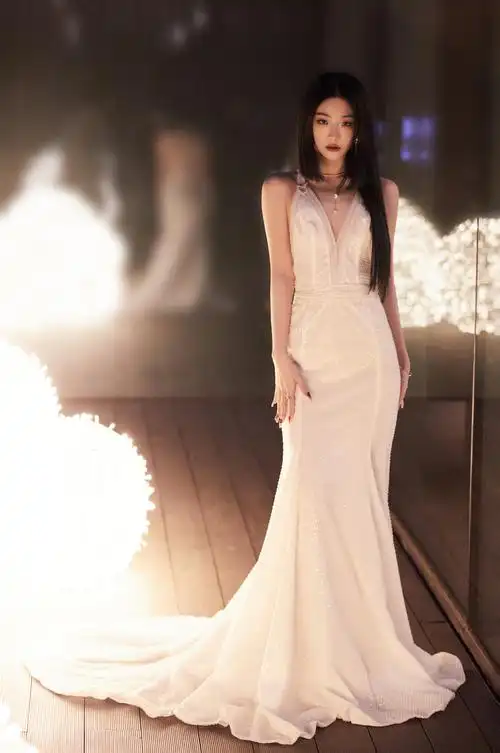 喻言晒近期生活照慵懒温柔随性带点性感她这么爱吃水果怪不得身材好