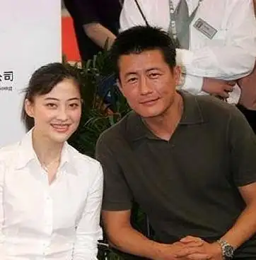 他是硬汉高曙光,两任妻子颜值有很大差距,女儿名字是他一生的痛