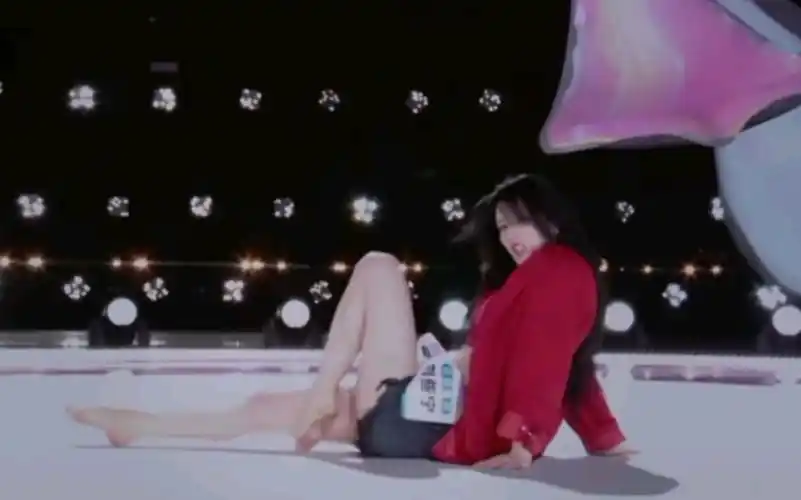 刘些宁舞台热舞 专业裸脚即兴演绎_哔哩哔哩_bilibili