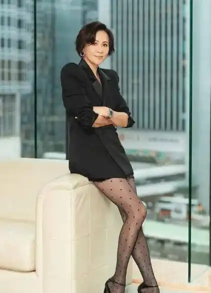 原创刘嘉玲身材还这么有料穿深v龙鳞连衣裙高调亮相哪像54岁