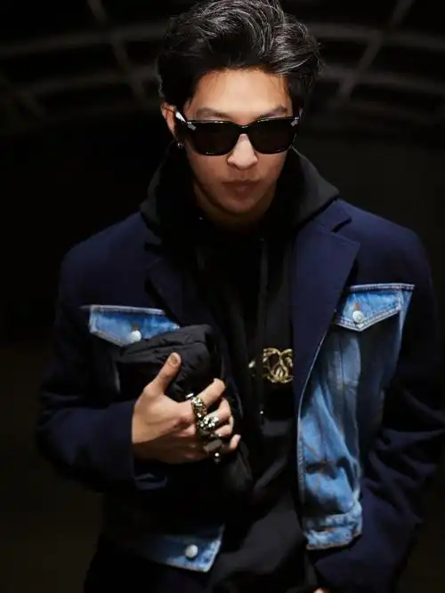 屈楚萧受邀前往巴黎出席alexandermcqueen2024秋冬发布秀