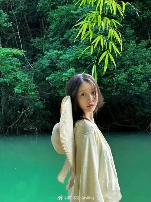 海边度假草帽不可或缺,身穿高颜值的泳装,波光粼粼的海面在阳光的照射