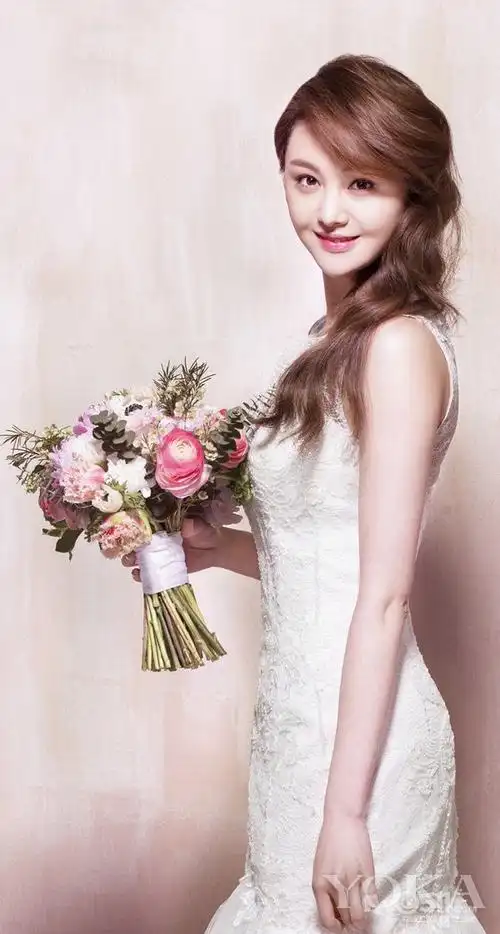 郑爽穿婚纱美翻了 你能公开恋情敢求婚么?