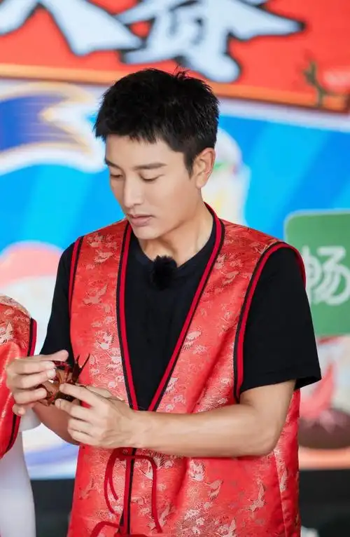 贾乃亮《极限挑战》花絮照释出 专注捞虾做美食变"煮夫"_高清图集