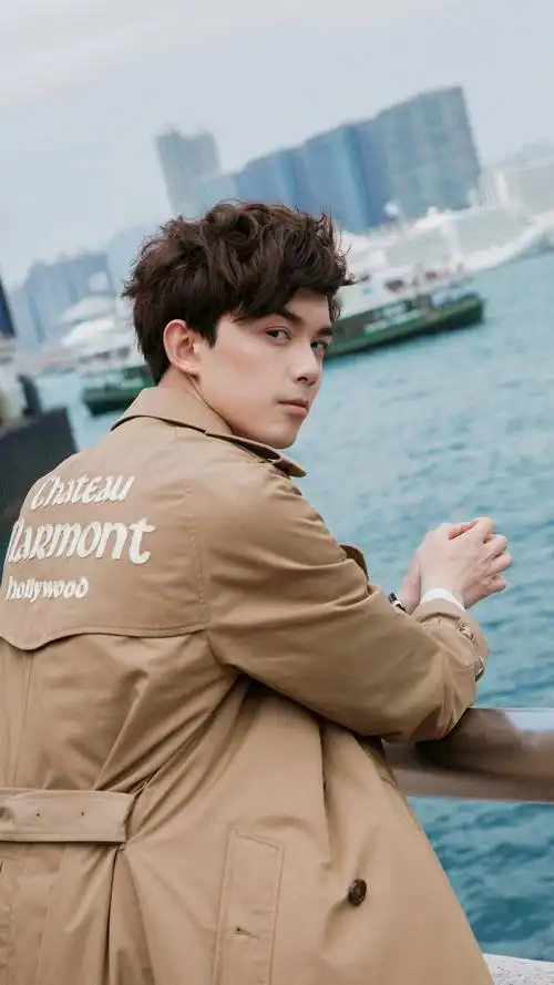 吴磊帅气风衣写真手机壁纸-明星-手机壁纸下载-美桌网
