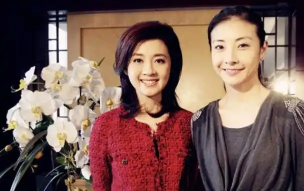 许戈辉如今已经过了50岁的年纪,享受着丈夫呵护