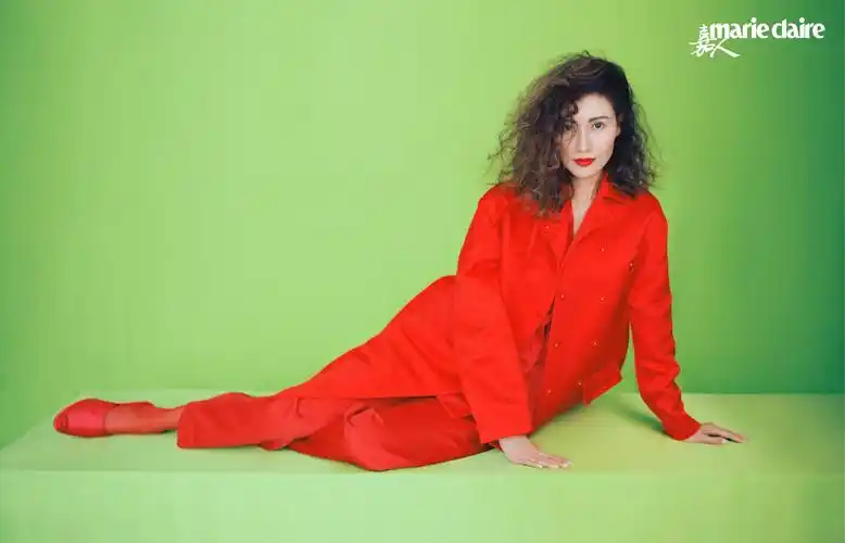 《嘉人》3月封|李嘉欣:向八十年代的香港复古致敬