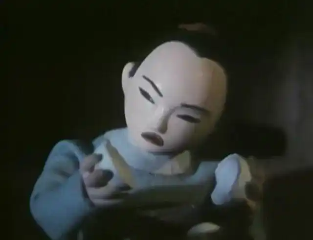 木偶版的《镜花缘》在氛围营造上下足了工夫,这个两面国仿佛从未有过