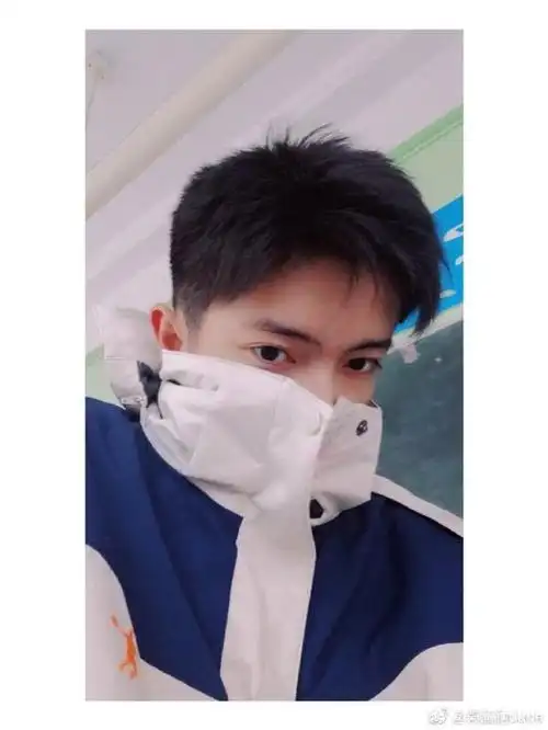 民间真帅哥!"侧脸玄彬"西装唱rap,"初二王俊凯"诗词四连冠