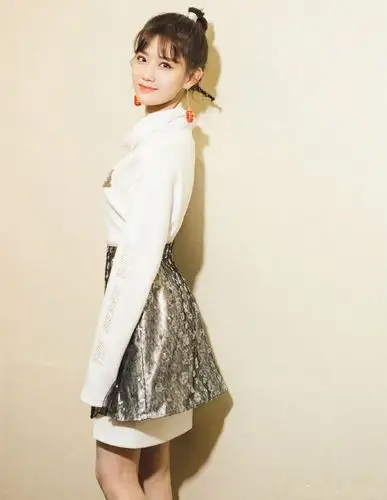 甜美女孩陈意涵白色上衣配短裙好甜美网友是看得出来的甜