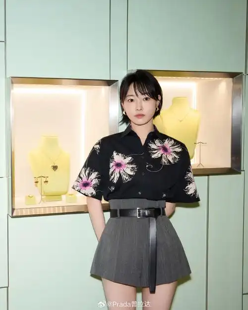 prada星闻#  @白百何出席prada青岛海信广场店焕新启幕活动,身着